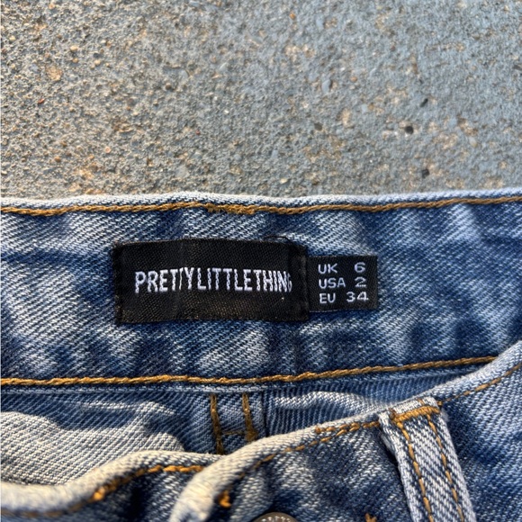 PrettyLittleThing Ripped Straight Leg Jeans in Blue - Picture 4 of 5